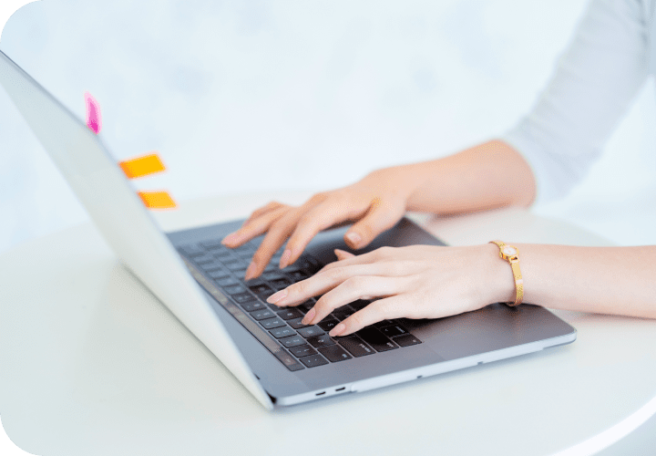 ノートパソコンを操作する女性の手元の写真